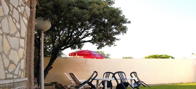 table pour vos repas sous les arbres