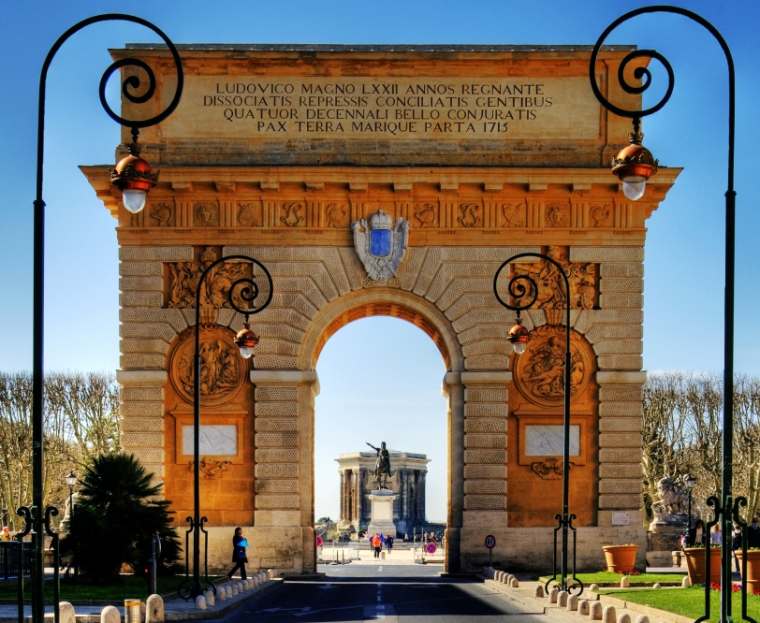 Arc de triomphe et derrière la promenade du pérou