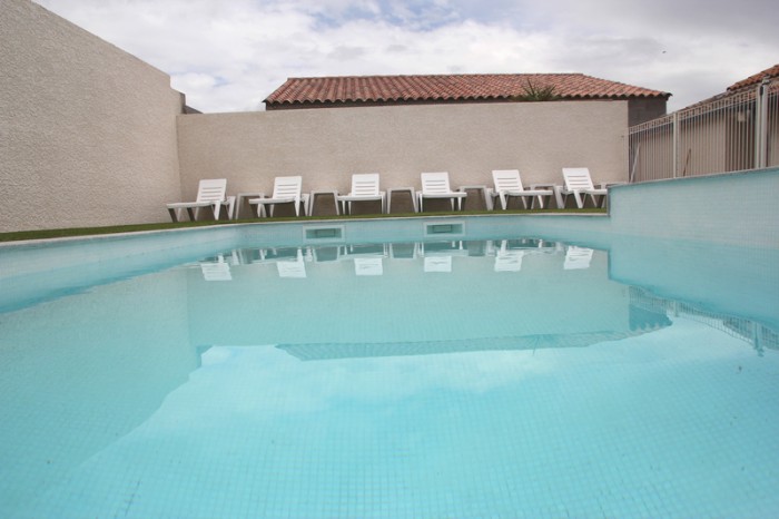 baignade dans la piscine de la location